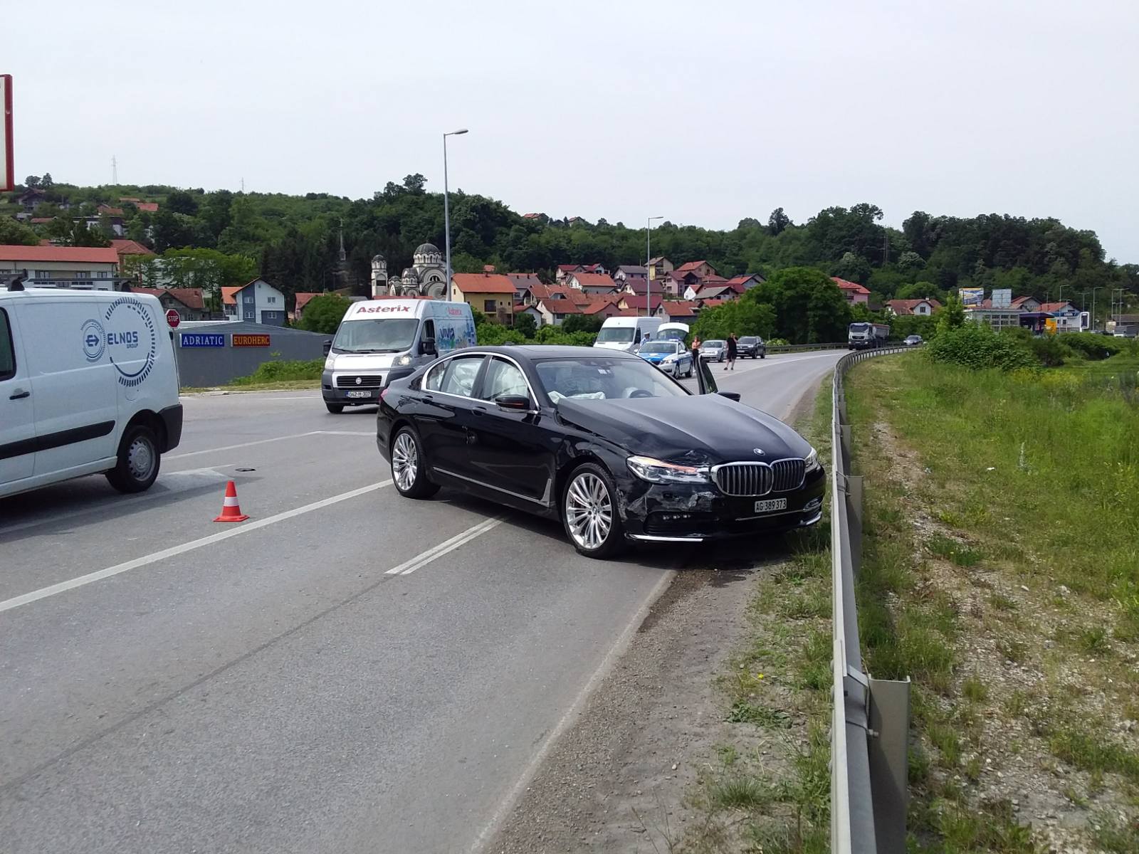 SUDAR PUTNNIČKIH AUTOMOBILA KOD BELAMIONIXA: Trenutni prekid saobraćaja na putu M17