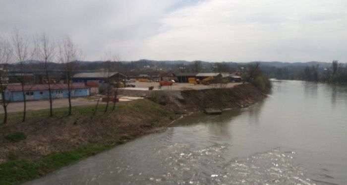 FOTO: L.D. Antikorupcija | DOBOJ: Ignorisan nalog inspekcije za uklanjanje nelegalnih objekata u vodotoku rijeke Bosne