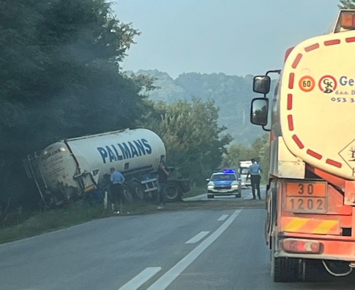 DOBOJ: Lakše povrijeđen vozač kamiona