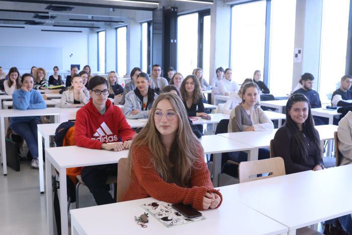 FOTO: Dobojski Info | UPIS NA FAKULTETE UNIBL: Prijemni ispiti 30. juna