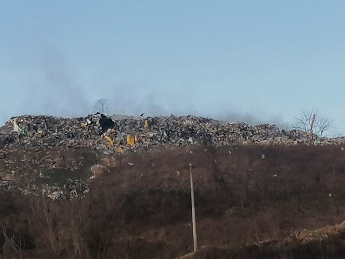 FOTO: Dobojski Info | SELO GORI, A OBREN SE ČEŠLJA Gori deponija smeća