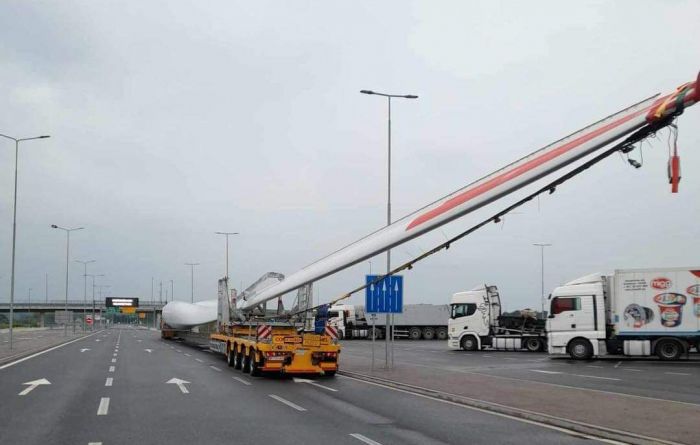 FOTO: Dobojski Info | Propeler vjetroturbine dugačak 80 metara prolazi kraj Doboja