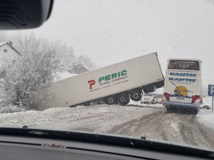 FOTO: Dobojski Info | VRATILA SE ZIMA U NAŠE KRAJEVE: Ne krećite na put bez prijeke potrebe.