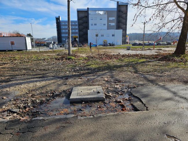 FOTO: Dobojski Info | DOBOJ: Milioni u bolnicu, a prilaz u ruševnom stanju