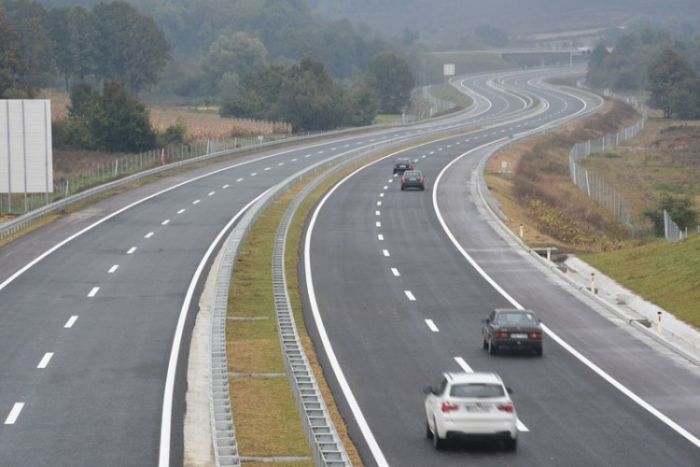 FOTO: Dobojski Info | PUTEVI: Pažljivo planirati duža putovanja zbog velike vrućine