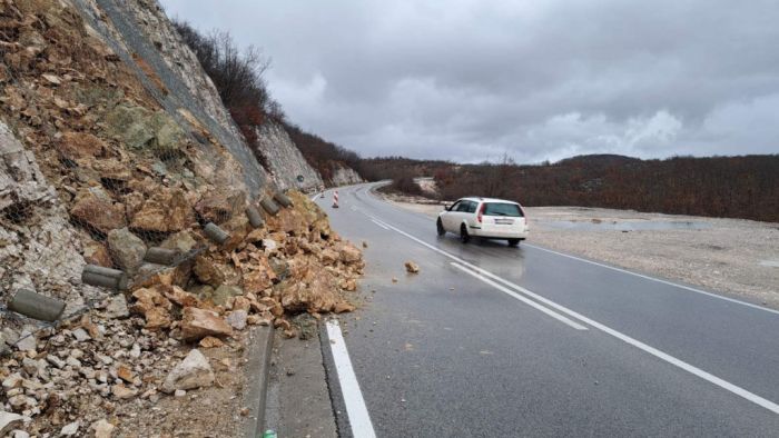 FOTO: Dobojski Info | PUTEVI: Povoljni uslovi za vožnju, mogući odroni u usjecima