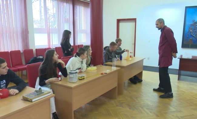 FOTO: RTV Doboj | DOBOJ: Gimnazijalci prezentovali eksperimente iz fizike