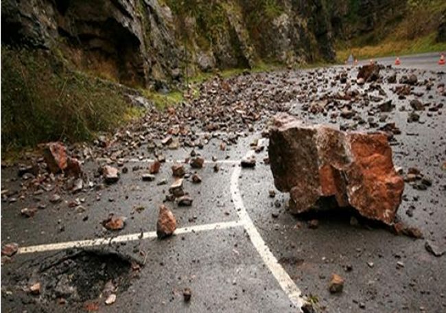 PUTEVI: Kolovozi klizavi, odroni u usjecima