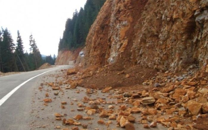 FOTO: Dobojski Info | PUTEVI: Kolovozi uglavnom suvi, u usjecima mogući odroni