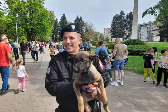 FOTO: Dobojski Info | DOBOJ: Pripadnici Jedinice žandarmerije dobili novog &quot;kolegu&quot;