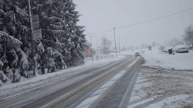 FOTO: Dobojski Info | PUTEVI: Zbog snijega saobraćaj usporen u višim predjelima, magla smanjuje vidljivost