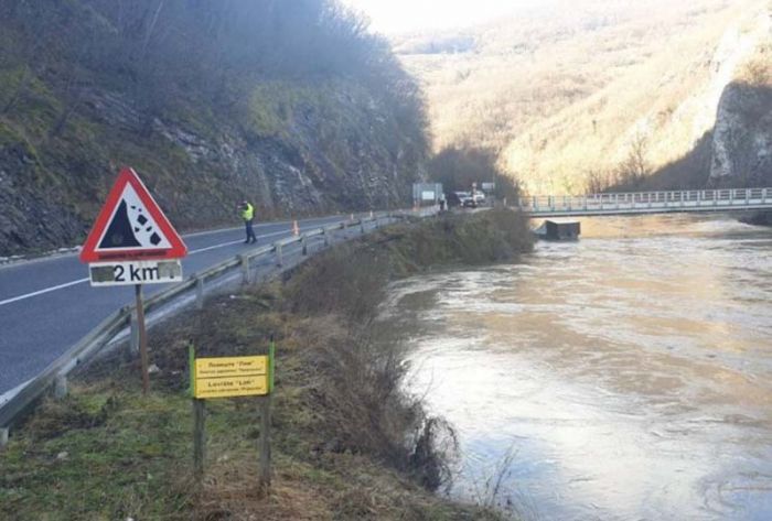 FOTO: Dobojski Info | PUTEVI: Kolovozi mokri i klizavi, magla u dolinama rijeka