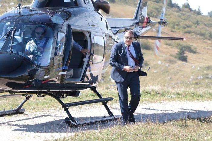 FOTO: Dobojski Info | REVIZIJA CIK UTVRDILA: Helikopterski servis vozio Dodika na predizborne skupove, prekršen zakon