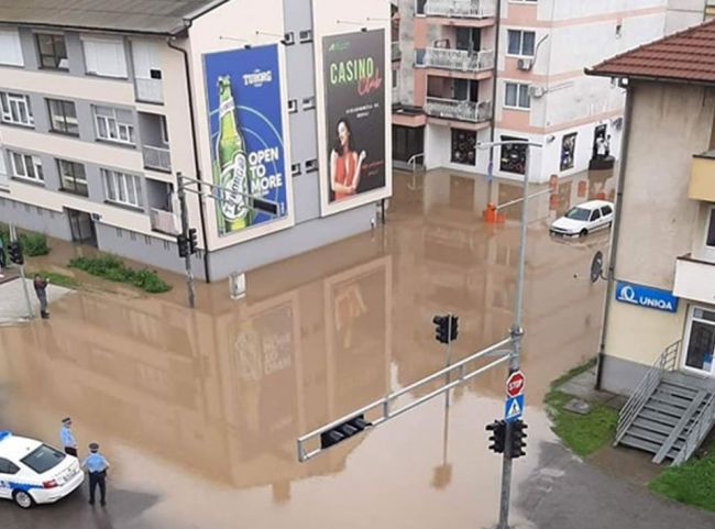 FOTO: Dobojski Info | DOBOJ: Obilna kiša izazvala probleme u saobraćaju