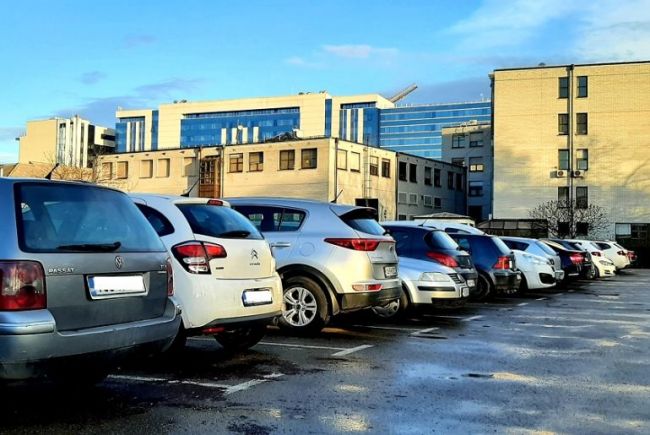 FOTO: Dobojski Info | Banjaluka nezakonito naplaćuje parkinge. A Doboj?