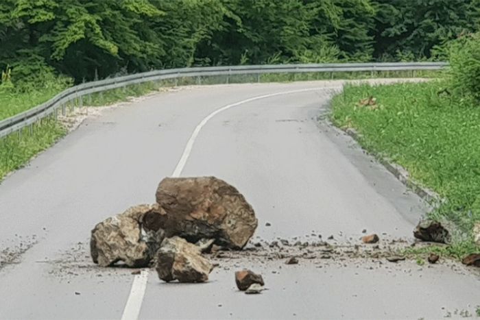 FOTO: Dobojski Info | PUTEVI: Kolovozi suvi, mogući odroni