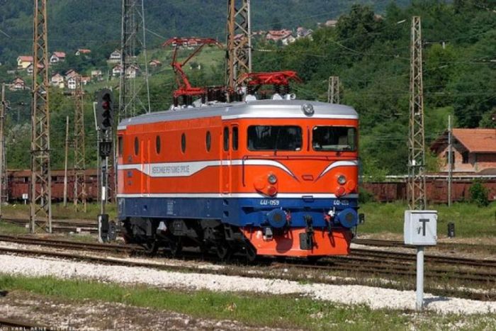 FOTO: Dobojski Info | DOBOJ: Umjesto veće plate, željezničarima mjesečno po 100 KM