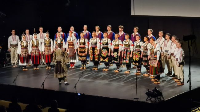 FOTO: Dobojski Info | SPEKTAKL U RITMU TRADICIJE: Ansambl "Kolo" očarao Doboj u sklopu "Dana Srbije u Srpskoj"