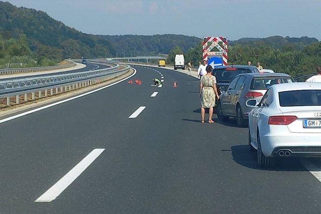 FOTO: Viber/Patrole-Radari-Duali-Rameri / OBUSTAVLJEN SAOBRAĆAJ NA AUTO-PUTU "9. JANUAR": Vozilo udarilo radnika na održavanju ceste