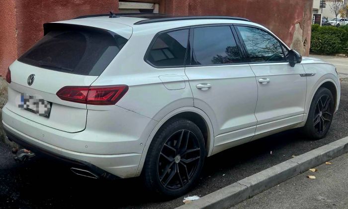 FOTO: Dobojski Info | DOBOJ: Vozio bez položenog vozačkog, dugovao 5.450,00 KM. Policija oduzela „VW Touareg”.