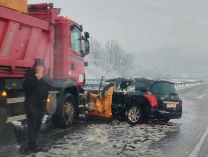 FOTO: Dobojski Info | DOBOJ: Saobraćajna nesreća na Autoputu &quot;9. Januar&quot; 