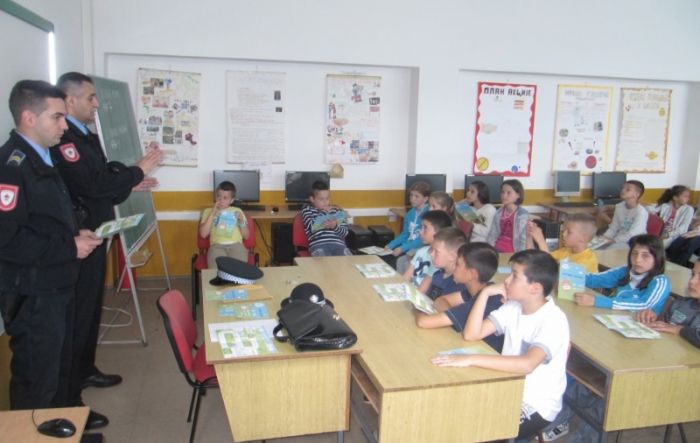 FOTO: Dobojski Info | Policijska stanica Doboj 1 organizuje edukativno predavanje i podjelu materijala u OŠ &quot;Sveti Sava&quot;