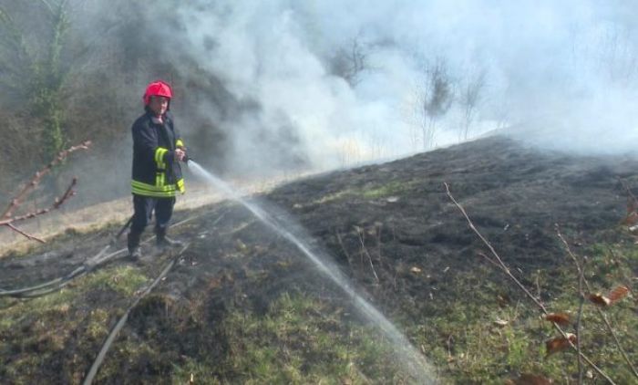 FOTO: Dobojski Info | DOBOJ: Apel građanima da prije spaljivanja korova obavijeste vatrogasce i preduzmu bezbjednosne mjere (VIDEO)