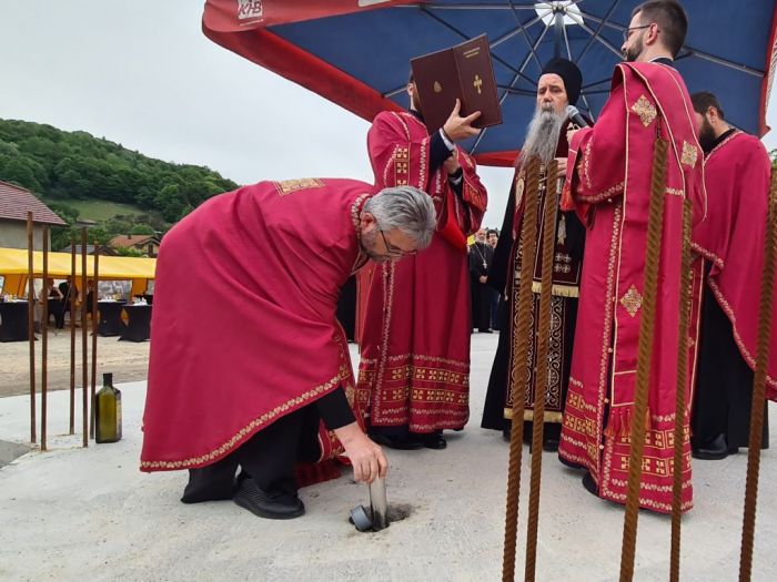 FOTO: Dobojski Info | DOBOJ: U Barama osveštani temelji Hrama posvećenog Časnim verigama apostola Petra