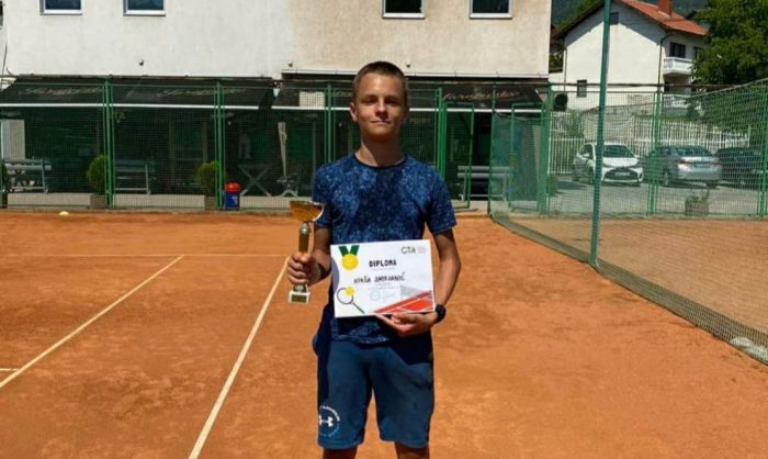 FOTO: Dobojski Info | USPJEŠAN VIKEND ZA DOBOJSKI TENIS: Zlato na OP Zenica U12, srebro i bronza na OP Sarajevo U16