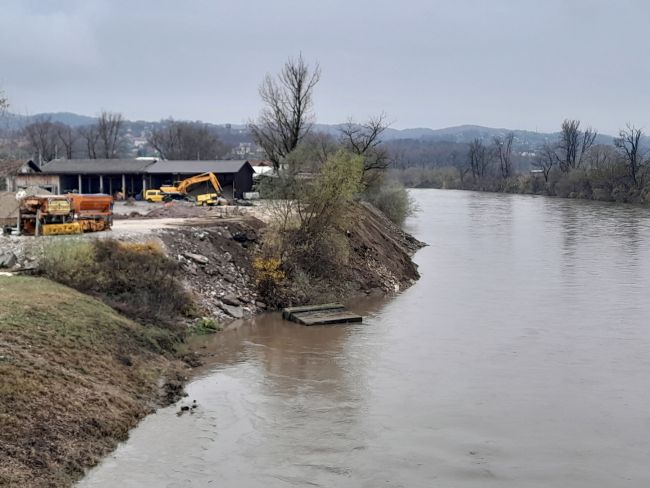 FOTO: Dobojski Info | DA LI SAMO POPLAVA MOŽE DA NAS POUČI: Ko zatrpava korito Bosne? (FOTO) (VIDEO)