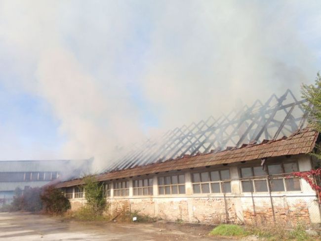 FOTO: Dobojski Info | POŽAR U TRUDBENIKU: Borba da ne planu plinske boce. (FOTO) (VIDEO)