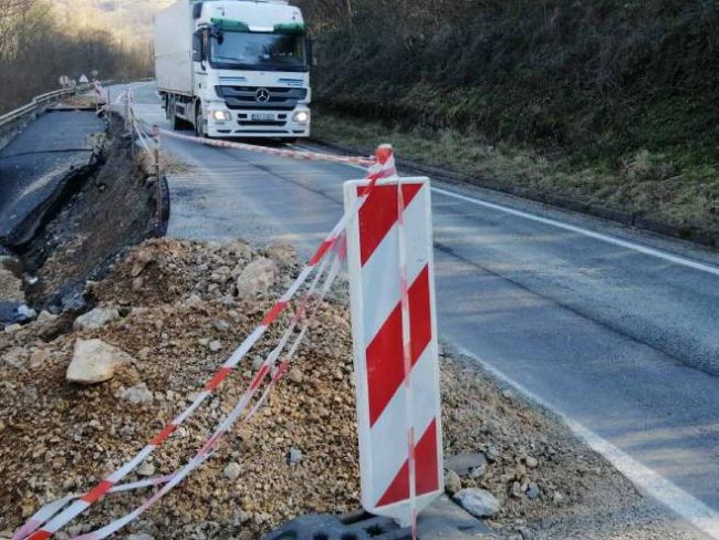 FOTO: Dobojski Info | PUTEVI: Vlažni kolovozi u zapadnim krajevima, povećana opasnost od odrona