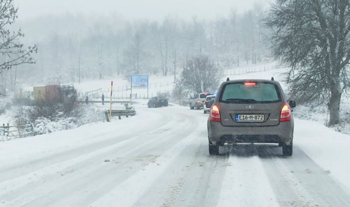 FOTO: Dobojski Info | PUTEVI: Preko Romanije snijeg, u nižim predjelima kolovozi mokri i klizavi