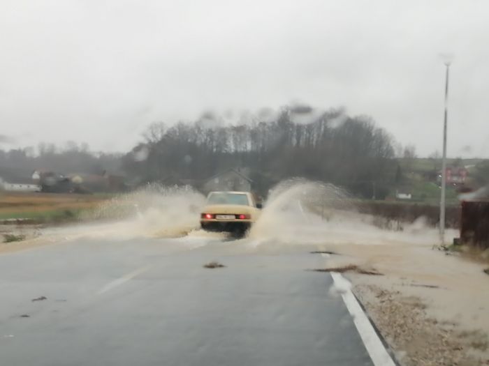 FOTO: Dobojski Info | PUTEVI: Na području Gradiške, Prijedora i Dubice povećana količina vode na kolovozima