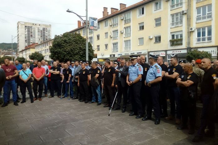 FOTO: Sanja Čakarević |DOBOJ: Postrojavanjem ispred Policijske uprave evocirali uspomene na ratne dane