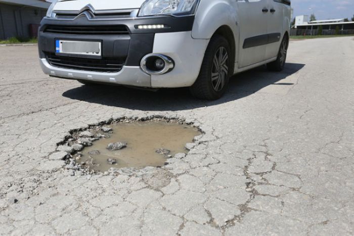 FOTO: Dobojski Info | OSTAJU I BEZ TOČKOVA, ALI NE PIŠU TUŽBE: Loši putevi su noćna mora za vozače u Srpskoj