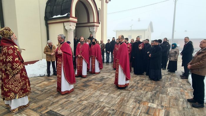 FOTO: Dobojski Info | DOBOJ: Liturgija za 12.000 Srba ubijenih u dobojskom logoru