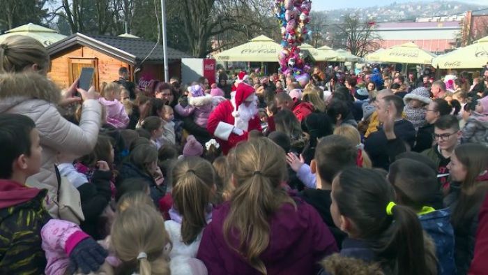 FOTO: RTV Doboj | DOBOJ: Druženje sa Djeda Mrazom i podjela novogodišnjih paketića