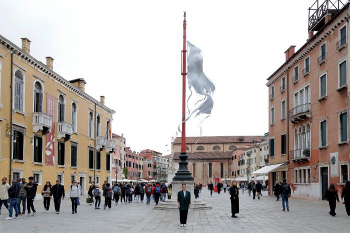 FOTO: Dobojski Info | &quot;CEASE&quot; - Umjetničko djelo Šejle Kamerić i Giulie Foscari obilježava Venecijanski bijenale s porukom mira