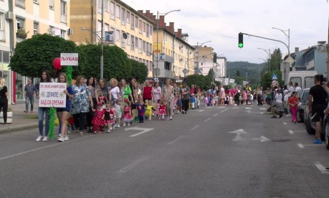 FOTO: Dobojski Info | DOBOJ: Spektakularni defile najmlađih Dobojlija "Kad si srećan"