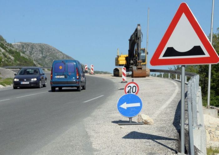 FOTO: Dobojski Info | PUTEVI: Radovi usporavaju saobraćaj