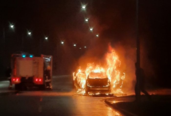 FOTO: Dobojski Info | DOBOJ: Požar uništio automobil na Bulevaru Silvane Armenulić