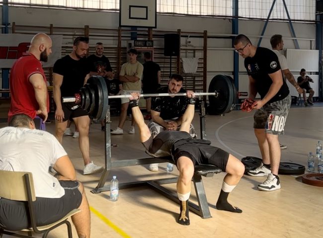 FOTO: Dobojski Info | DOBOJ: Haris Hajrulahović osvaja zlato na Kupu u Tešnju u disciplini "bench press" 