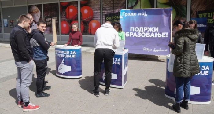 FOTO: L.D. | ZBOG VLASTI, DOBOJSKI STUDENT SE STIDE SVOG GRADA – Peticijom odlučili da ih natjeraju da se “unormale”