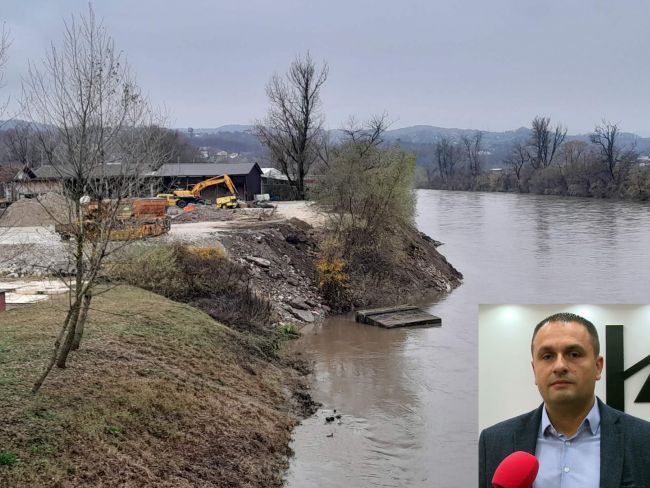 FOTO: Dobojski Info | "PROHODNI ŠAHTOVI" U DOBOJU: Ovako tješi građane N. Ostojić, načelnik Civilne zaštite.