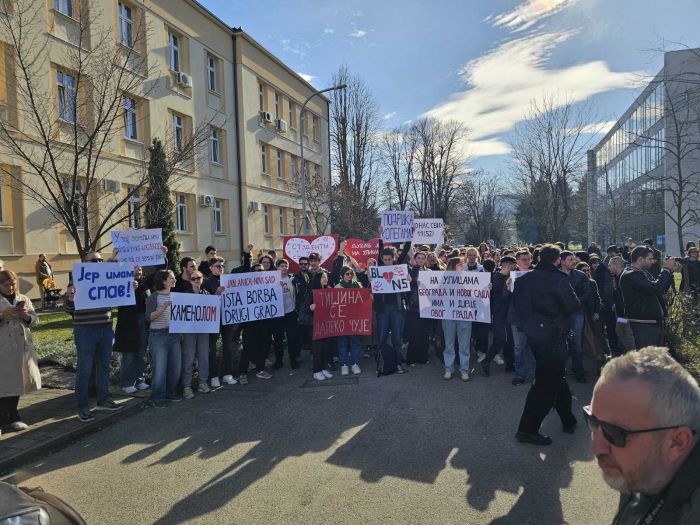 FOTO: Dobojski Info | Studenti, profesori i građani poslali jasne i jake poruke sa mirnog okupljanja u Banjaluci (VIDEO)