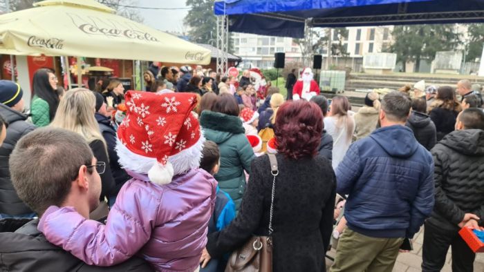 FOTO: Dobojski Info | DOBOJ: Zabavnim programom za najmlađe sugrađane obilježena dječija Nova godina