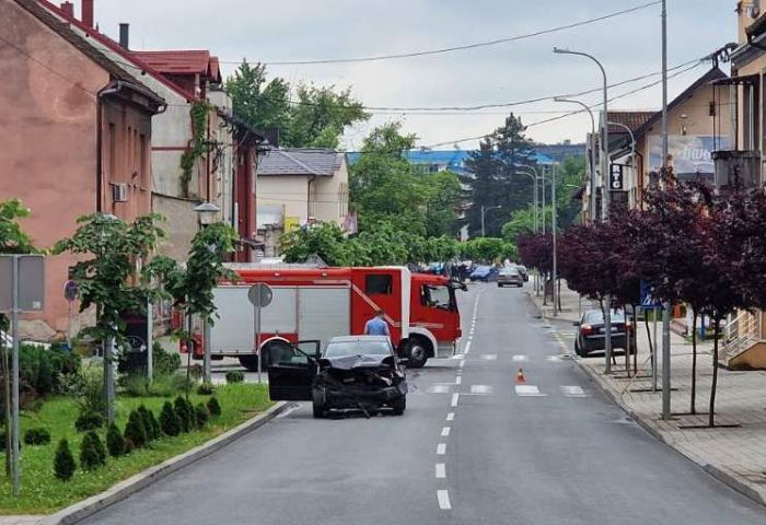 FOTO: Dobojski Info | SMRSKANO PUTNIČKO MOTORNO VOZILO: Nezgoda kod zgrade Privredne komore