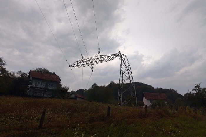 FOTO: Dobojski Info | Oboren dalekovod, bez struje Petrovo i dio Doboja