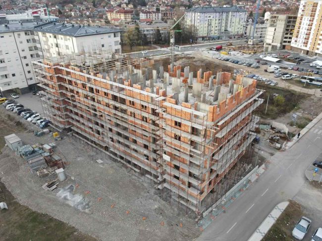 FOTO: Dobojski Info | OGLAS ZA POSAO: "ELEZ CONSTRUCTION" prima u radni odnos tesare, armirače i pomoćne radnike